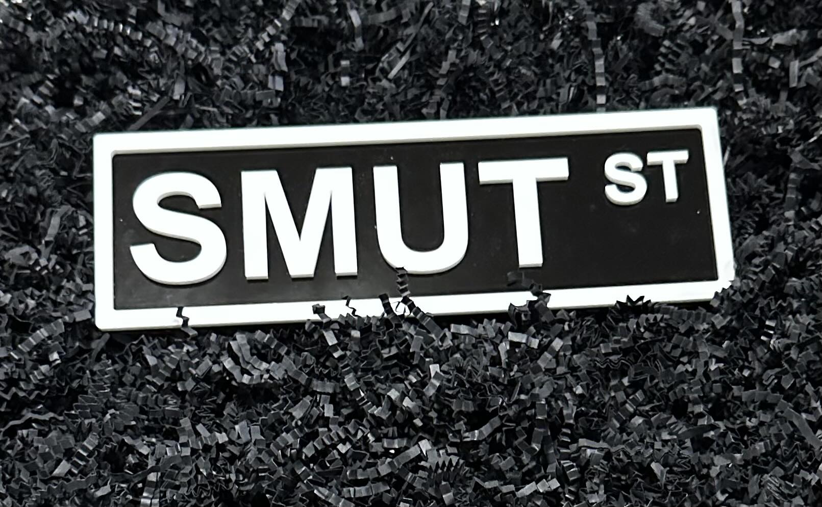 Smut St Shelf Sign