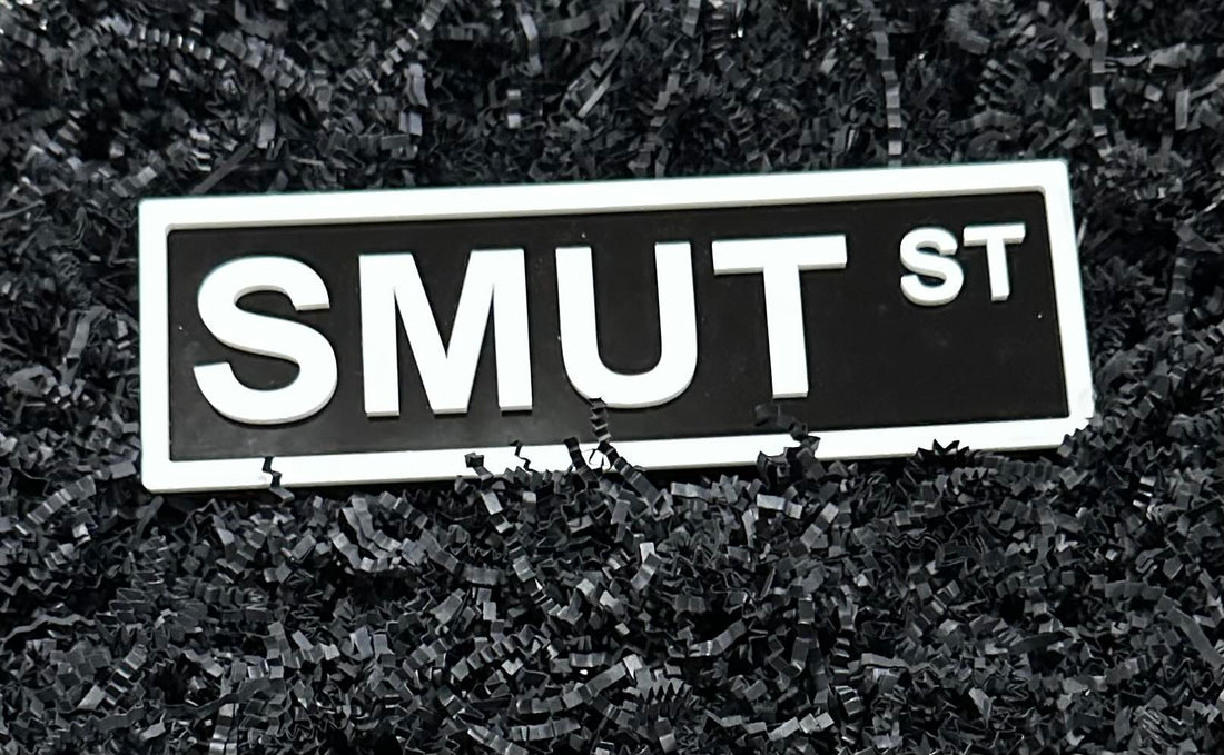 Smut St Shelf Sign